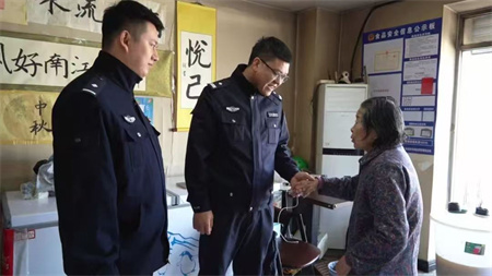  五大连池市公安局勤俭派出所：患病老人走失不知家 民警不厌其烦成佳话 