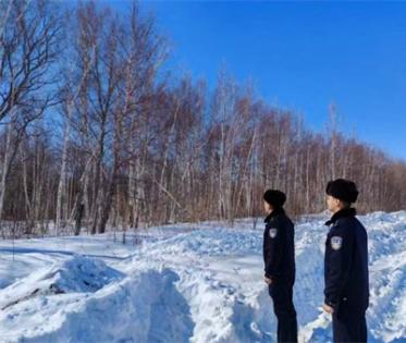 五大连池市公安局龙镇中心派出所落实“林警长”职责  护生保林促安稳