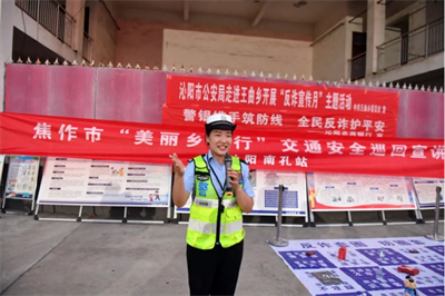 【美丽乡村行】交警化身“带货主播” 为群众送上“平安干货”