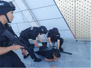 五大连池市公安局反恐与交巡特警大队联合开展反恐应急演练