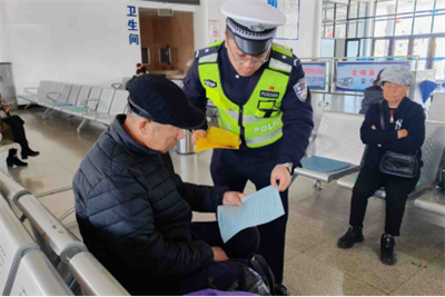 五大连池市公安局反恐与交巡特警大队创新宣传模式持续开展秋冬季道路交通安全宣传活动