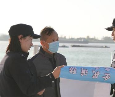 长江芜湖公安开展“守护长江美 法治伴你行”主题志愿服务活动