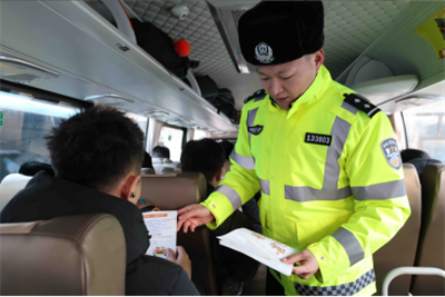 五大连池市公安局反恐与交巡特警大队严把冬季客运安全关