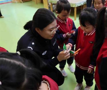 五大连池市公安局反恐与交巡特大队走进幼儿园送上寒假交通安全暖心课