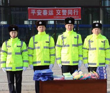  五大连池市公安局反恐与交巡特警大队春运首日宣安全 护航返乡平安路