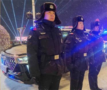 五大连池市公安局反恐与交巡特警大队风雪无阻显担当 暖心救援护平安