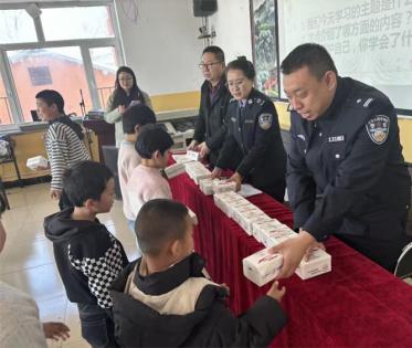    五大连池市公安局新发中心派出所开展“开学法治课 .‘三反’护少年”为主题专题宣讲活动