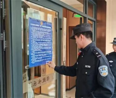 五大连池市公安局青山派出所张贴反“六霸”宣传单筑牢辖区平安防线