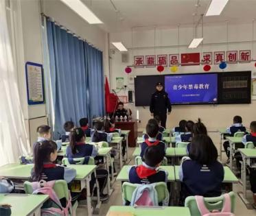  五大连池市公安局所队联合开展禁毒宣传进校园活动 共筑校园平安