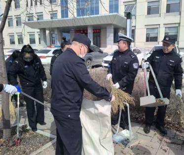 五大连池市公安局药泉派出所开展道路环境卫生清理整治