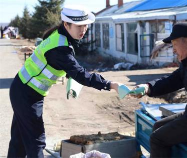  五大连池市公安局反恐与交巡特警大队强“宣讲”促“亮尾” 筑牢春季出行屏障