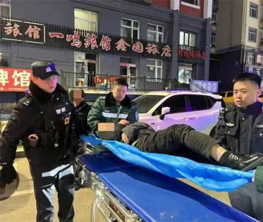  五大连池市公安局勤俭派出所及时救助一名醉酒摔倒骨折男子