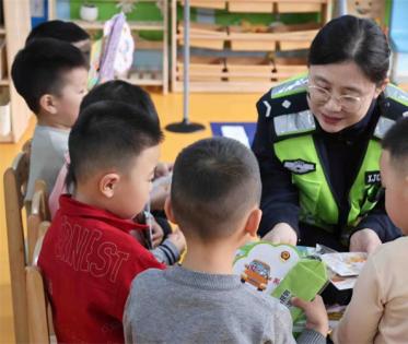 五大连池市公安局反恐与交巡特警大队交通安全进校园  安全“童”行伴成长