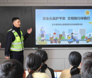   五大连池市公安局反恐与交巡特警大队护航学子上下学