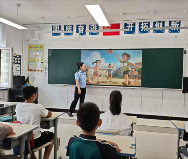五大连池市公安局青山派出所深入辖区实验小学开展假期安全宣讲活动