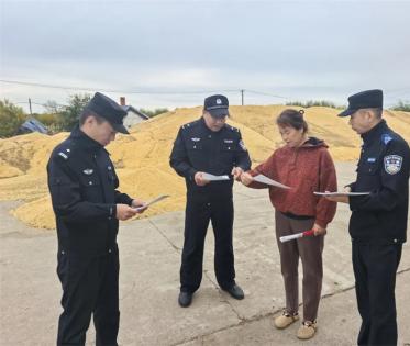  五大连池市公安局反诈中心开展秋收反诈宣传活动